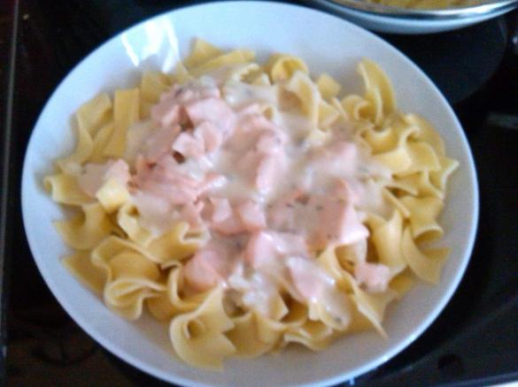 Bandnudeln mit Lachssoße