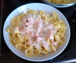 Bandnudeln mit Lachssoße