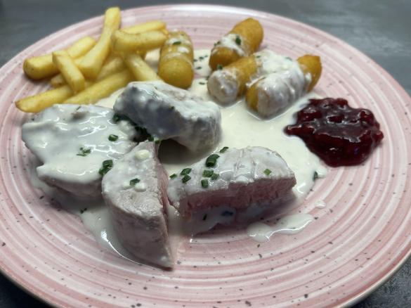 Camembert-Schmand-Sauce mit Schweinemedaillons