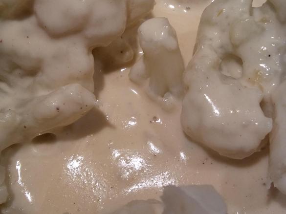 Bechamelsoße mit Käse für frisches Gemüse oder Aufläufe