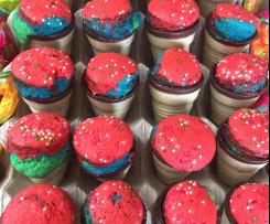 Regenbogenmuffins im Waffelbecher