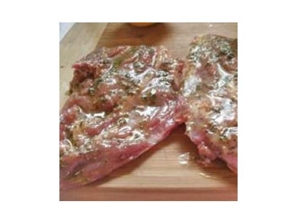 Eingelegtes Fleisch für den Grill..