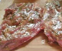 Eingelegtes Fleisch für den Grill..