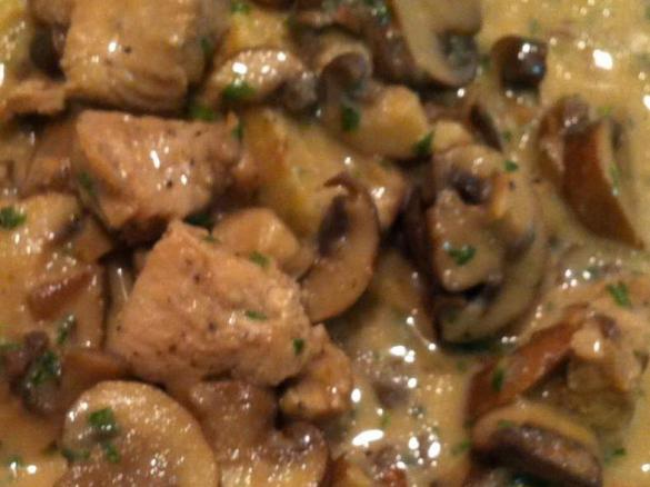 Geschnetzeltes in Champignonrahmsoße mit Servietten-Semmelknödel (TM 21)