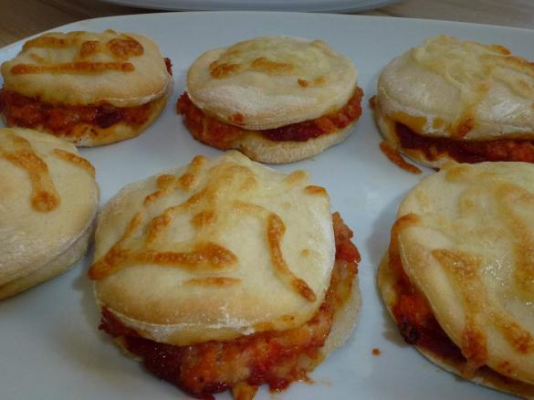 Mini Pizzaburger, Pizzathaler, Pizza Burger, Fingerfood