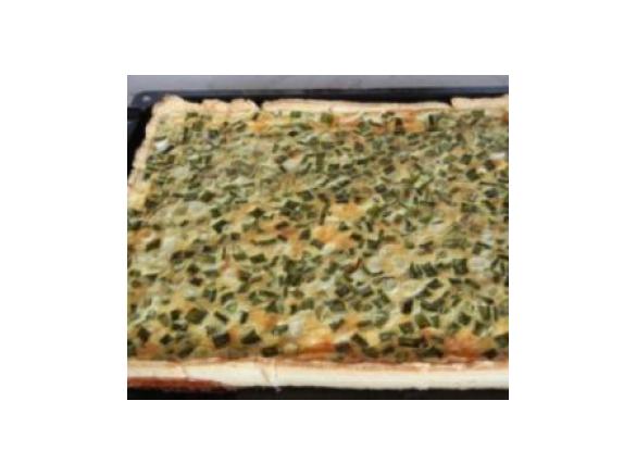 Variation von Quiche Lorraine vom Blech, mit Frühlingszwiebeln