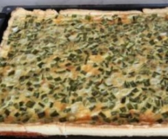 Variation von Quiche Lorraine vom Blech, mit Frühlingszwiebeln