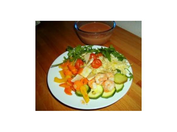 Minischleifchen mit gemischtem Gemüse, Garnelen und Weißwein- Ricotta- Tomatensauce