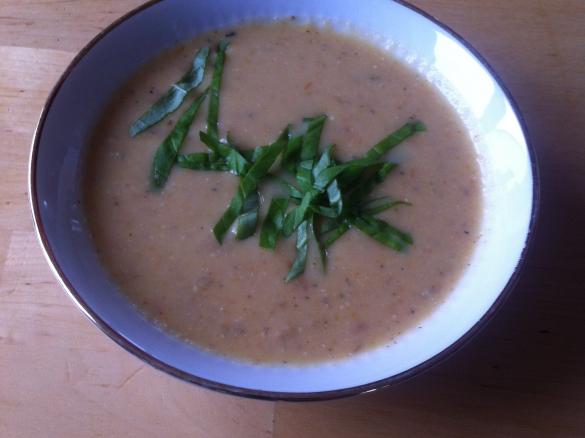 Rote Linsensuppe mit Mandelmus