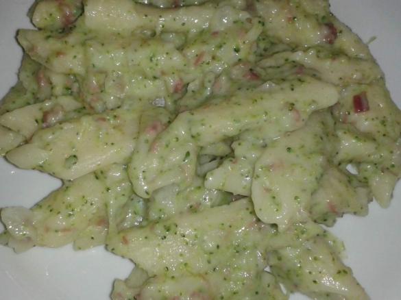 Variation von Brokkoli-Speck-Sauce auf Nudeln (ww-tauglich)