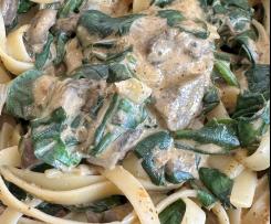 Nudeln mit Tomatenrahm und Spinat