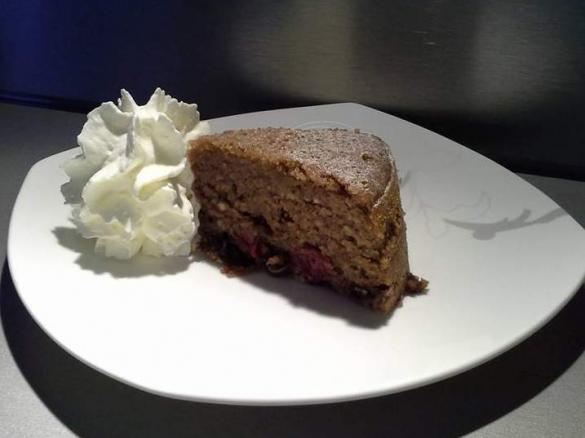 Saftiger Rotweinkuchen mit Kirschen, Haselnüssen und Schokolade - VAROMA KUCHEN