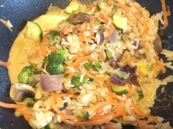 Thailändisches Gemüsecurry mit Reis und Garnelen