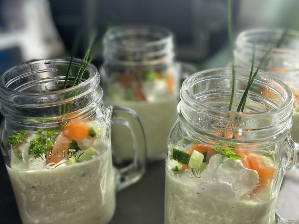 Gurken- Gazpacho mit Meerrettichschaum und Lachsstreifen