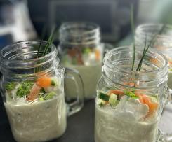 Gurken- Gazpacho mit Meerrettichschaum und Lachsstreifen