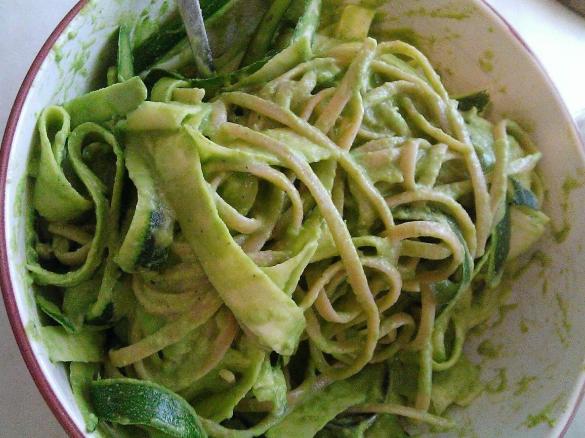 Zucchini Nudeln mit Kräuter-Zitronen-Sauce vegan - veggie - vegetarisch - gesund - fitness
