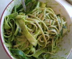 Zucchini Nudeln mit Kräuter-Zitronen-Sauce vegan - veggie - vegetarisch - gesund - fitness