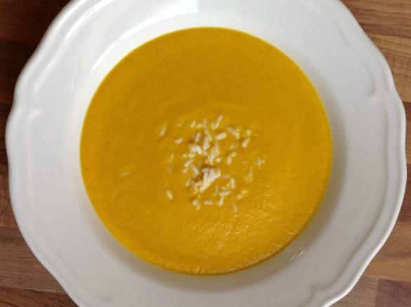 Karottensuppe mit Sojasahne und Reis
