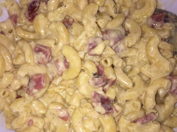 Variation von Käse-Sahne-Nudeln