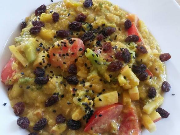 Kürbis-Linsen-Curry mit Broccoli, Tomate und Apfel (vegan)