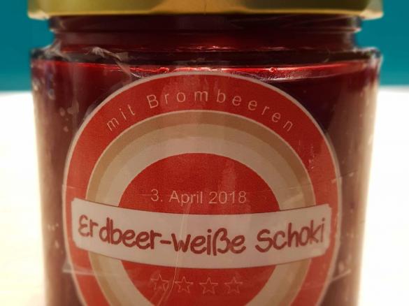 Erdbeermarmelade mit weißer Schokolade und Brombeeren
