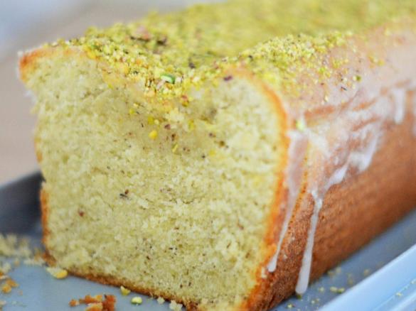 Avocadokuchen mit Pistazienguss