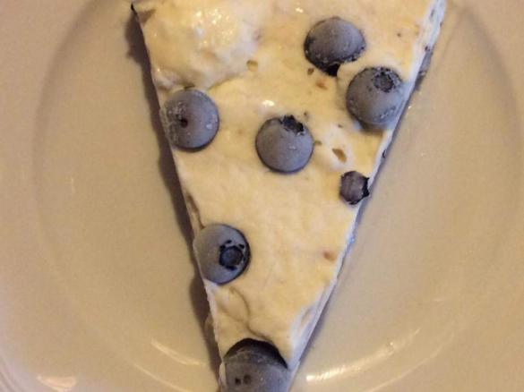 Eistorte mit Heidelbeeren 