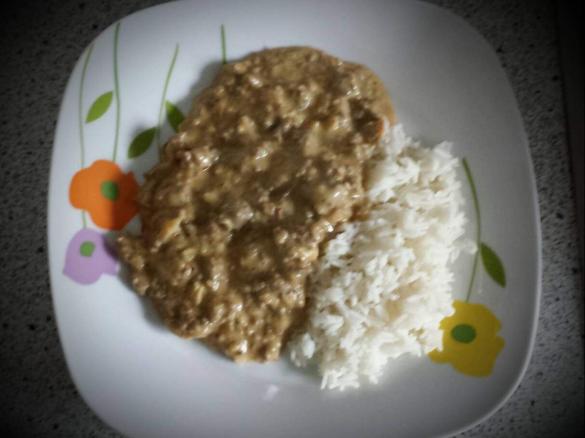 Hackfleisch mit Käse-Zwiebel-Soße