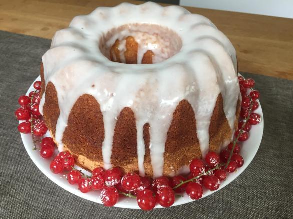 Orangen-Biskuitkuchen mit Holunderguss