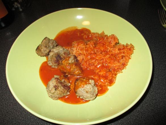 Hackbällchen mit Reis und Tomatensoße - All-in-One