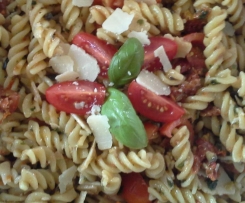 Italienischer Sommersalat an Pesto-Vinaigrette