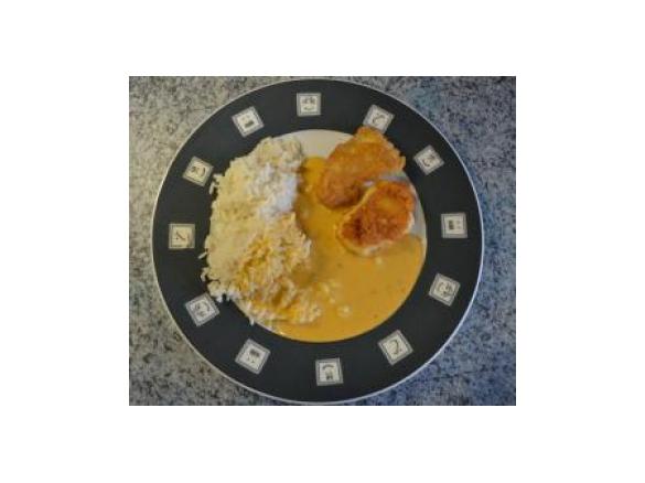 Variation von Parmesanschnitzel (Emmentalerschnitzel) mit Reis und Paprikarahmsoße