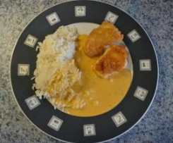 Variation von Parmesanschnitzel (Emmentalerschnitzel) mit Reis und Paprikarahmsoße