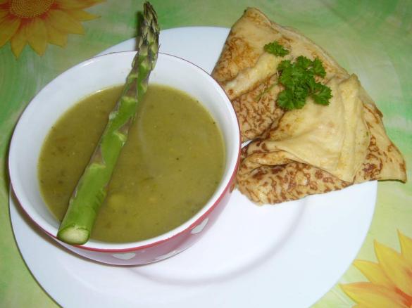 Grüne Spargelsuppe mit Cordon Bleu Flädle
