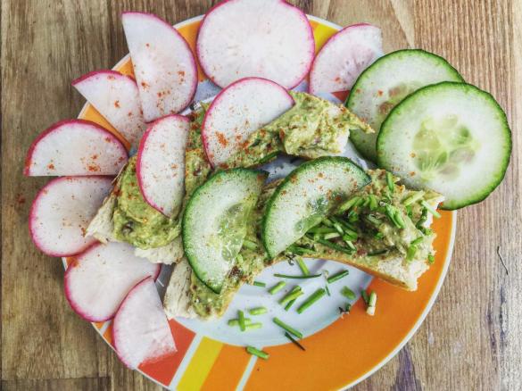 fruchtige Guacamole mit Hüttenkäse