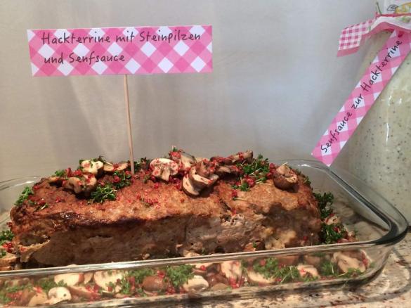 Hackterrine mit Steinpilzen auf Champignons mit Senfsauce