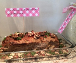 Hackterrine mit Steinpilzen auf Champignons mit Senfsauce