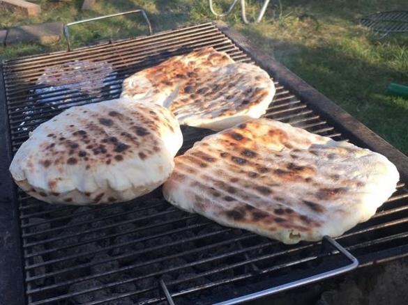 Fladen gefüllt mit Käse. Lecker auf dem Grill