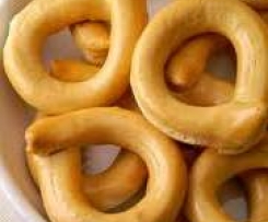 Taralli - italienische Pizzakringel - salziges Gebäck mit Olivenöl und Weißwein