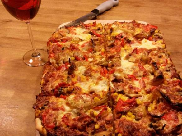 Pizzateig und Tomatensugo