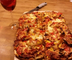 Pizzateig und Tomatensugo