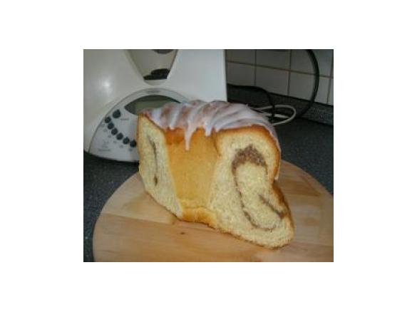 Hefegugelhupf mit Nussfüllung, super luftig!