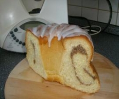 Hefegugelhupf mit Nussfüllung, super luftig!