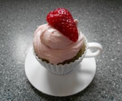 Mohncupcakes mit Erdbeersahne