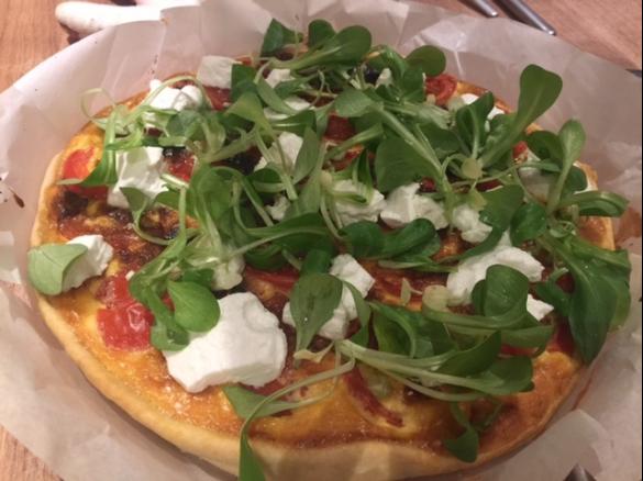 Ziegenkäsetarte mit Tomaten und Feldsalat