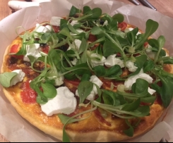 Ziegenkäsetarte mit Tomaten und Feldsalat