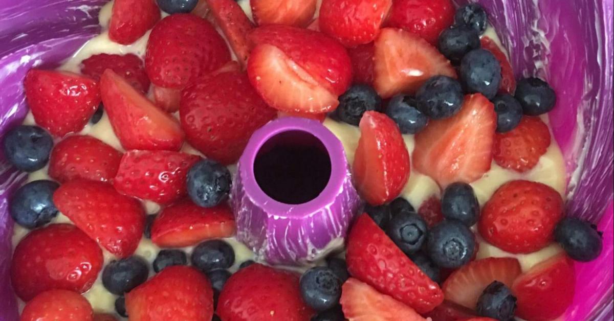 Variation von Schneller Kirschkuchen, mit Erdbeeren und Heidelbeeren ...