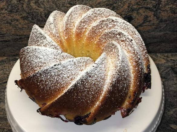 Variation von Schneller Kirschkuchen, mit Erdbeeren und Heidelbeeren