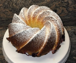 Variation von Schneller Kirschkuchen, mit Erdbeeren und Heidelbeeren