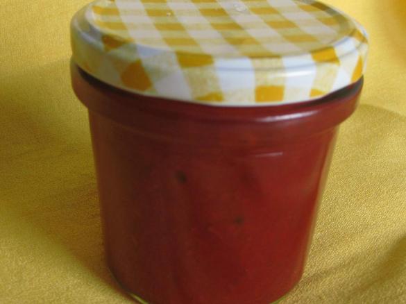 Erdbeermarmelade mit grünem Pfeffer
